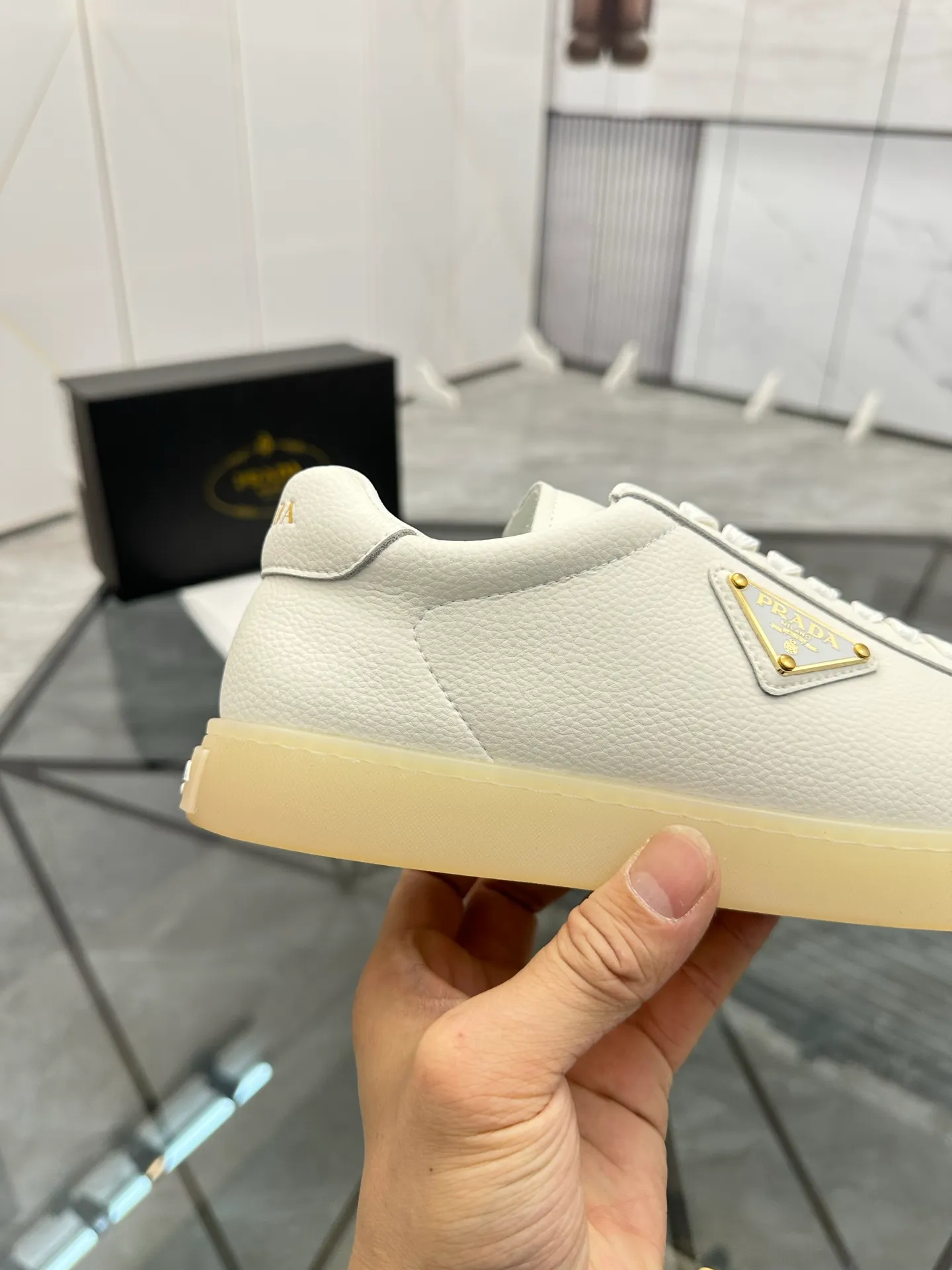 Men's shoes: 💰P400¥ Product trademark: Prada *"Prada*" low-top casual shoes Regular size: 38-44 (can be customized to 45) Product materials: imported cowhide upper, sheepskin lining, original outsole. Number: 020